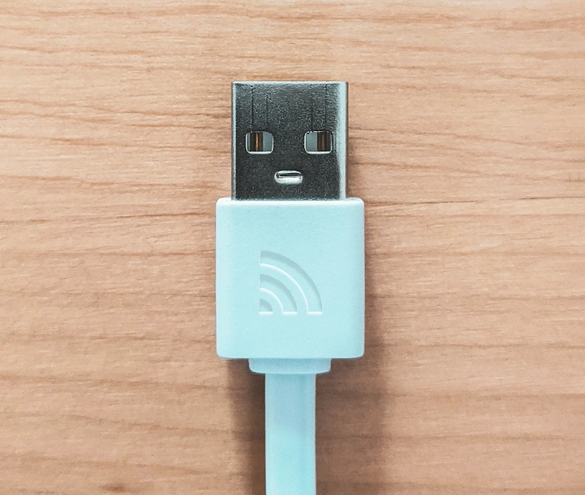 USB Kabel auf Holz mit Uniport Logo