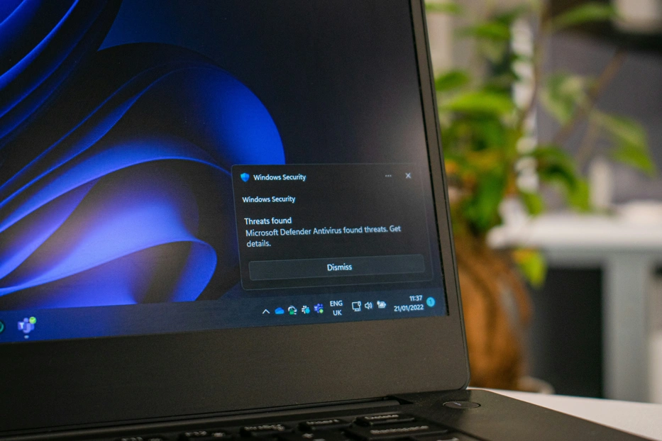 Windows Defender Bedrohungsmeldung auf einem Laptop. Foto von Ed Hardie @ Unsplash.